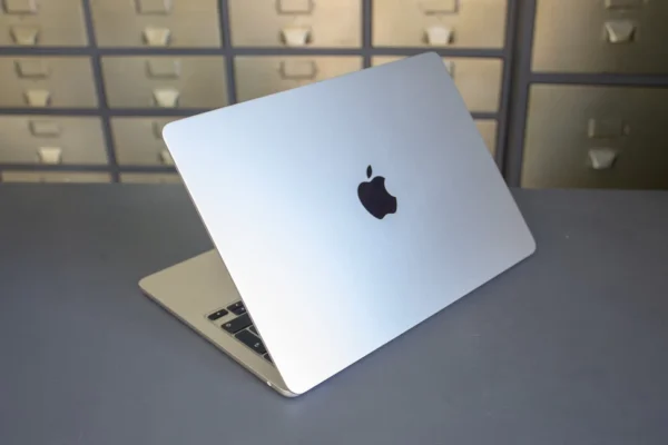 Apple MacBook Air (M2, 2022)
