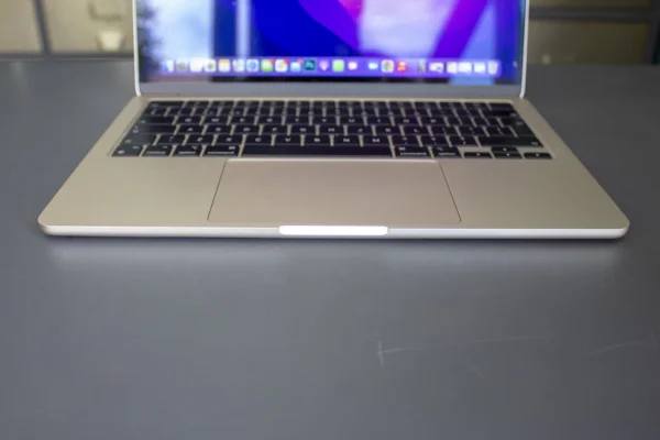 Apple MacBook Air (M2, 2022) - Gambar 4